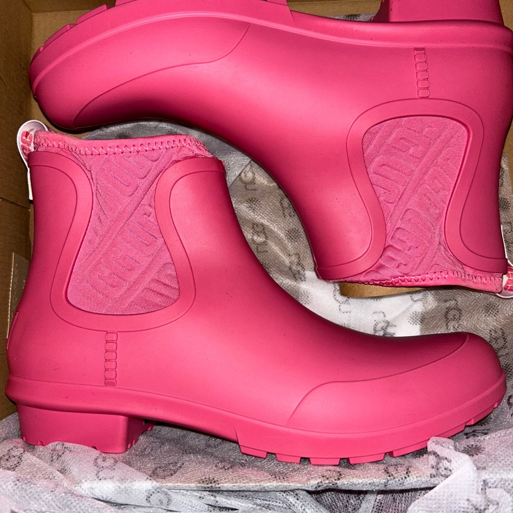 Ugg chevonne rainboots.